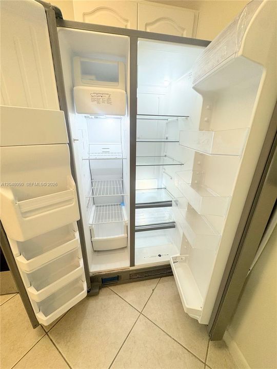 На продажу: $119,900 (2 спален, 2 ванн, 850 Квадратных фут)