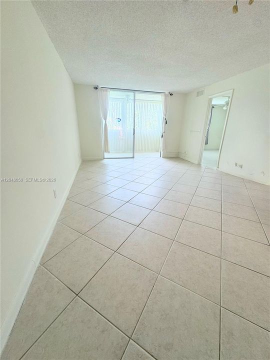 На продажу: $119,900 (2 спален, 2 ванн, 850 Квадратных фут)