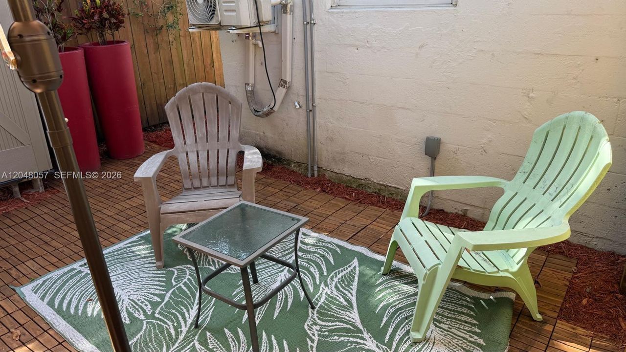 For Rent: $1,980 (1 beds, 1 baths, 896 Square Feet)