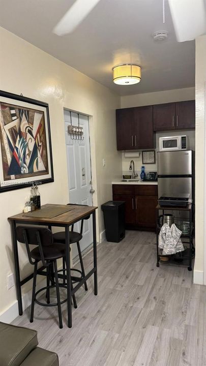 For Rent: $1,980 (1 beds, 1 baths, 896 Square Feet)