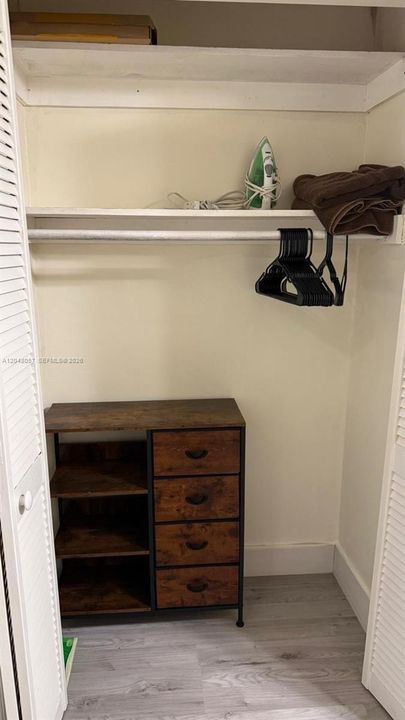 For Rent: $1,980 (1 beds, 1 baths, 896 Square Feet)