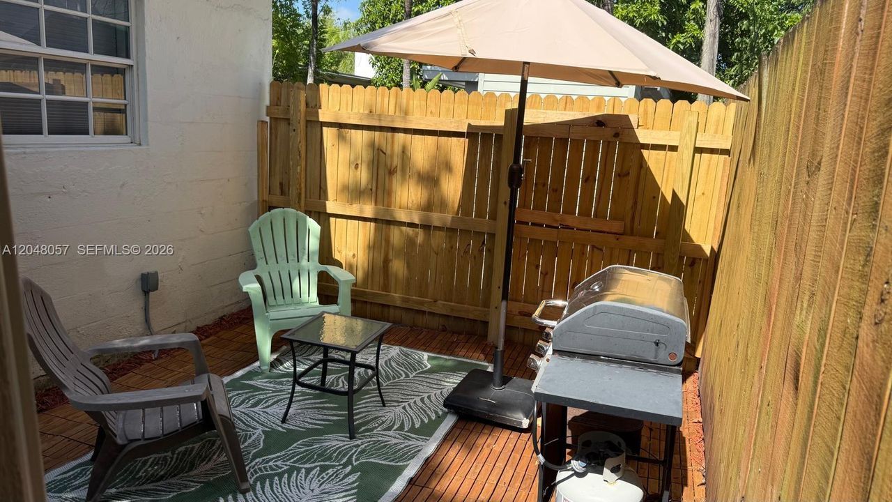 For Rent: $1,980 (1 beds, 1 baths, 896 Square Feet)
