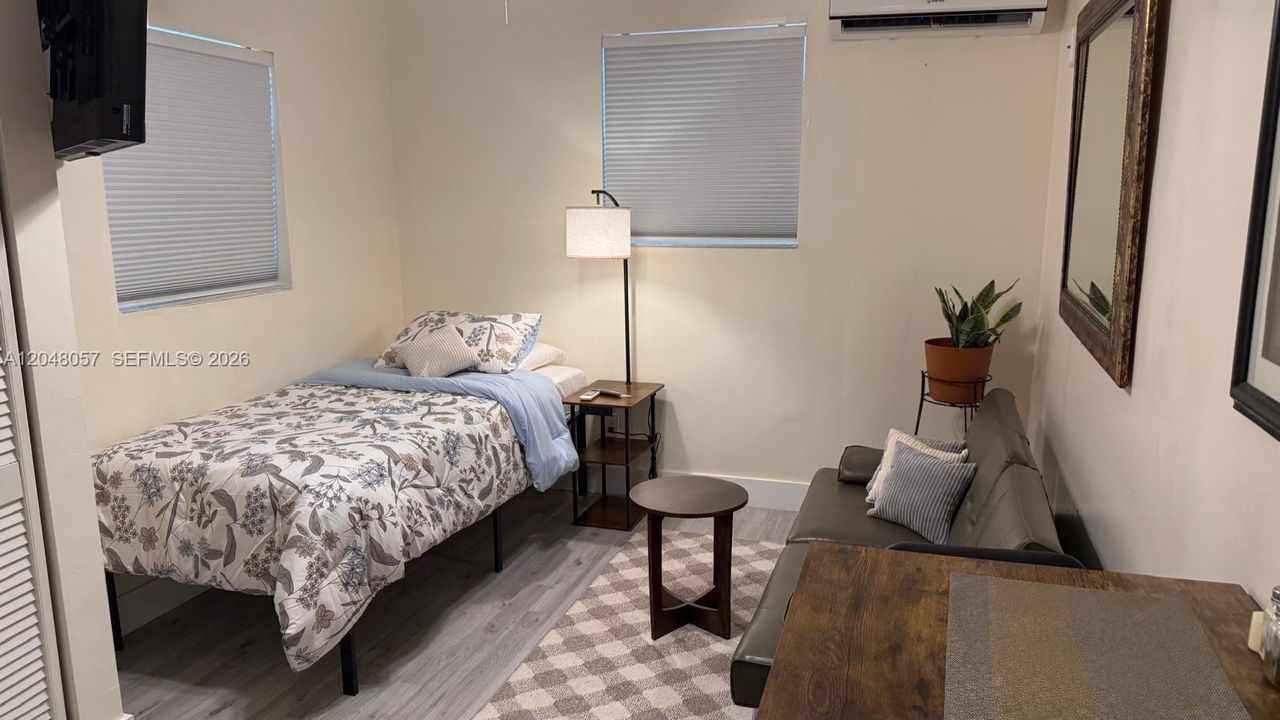 For Rent: $1,980 (1 beds, 1 baths, 896 Square Feet)