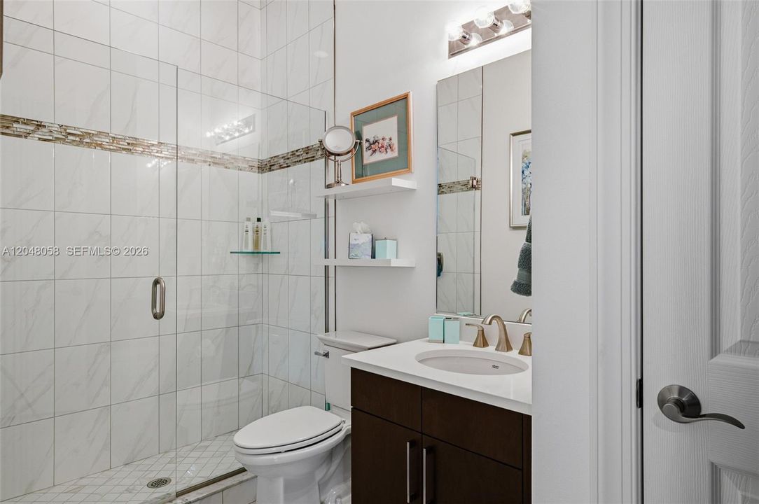 En Venta: $999,717 (4 camas, 4 baños, 3531 Pies cuadrados)