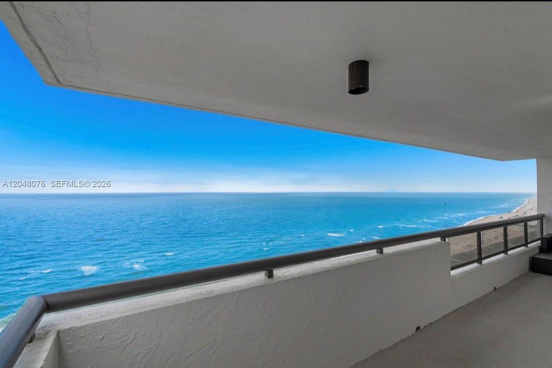 For Sale: $1,379,000 (2 beds, 2 baths, 1005 Square Feet)