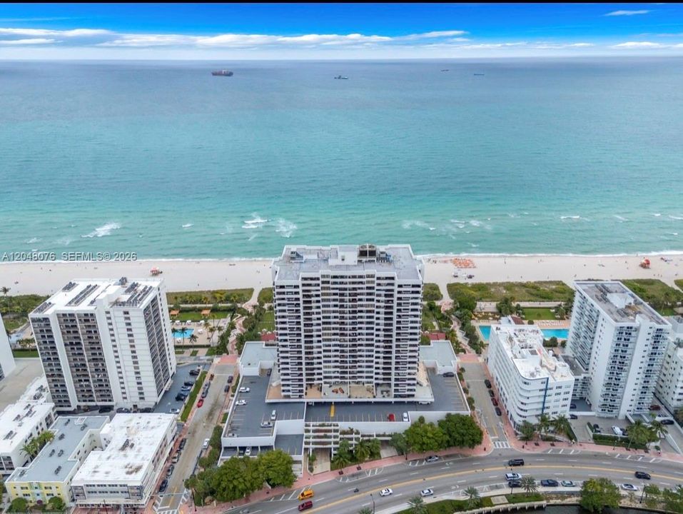 For Sale: $1,379,000 (2 beds, 2 baths, 1005 Square Feet)