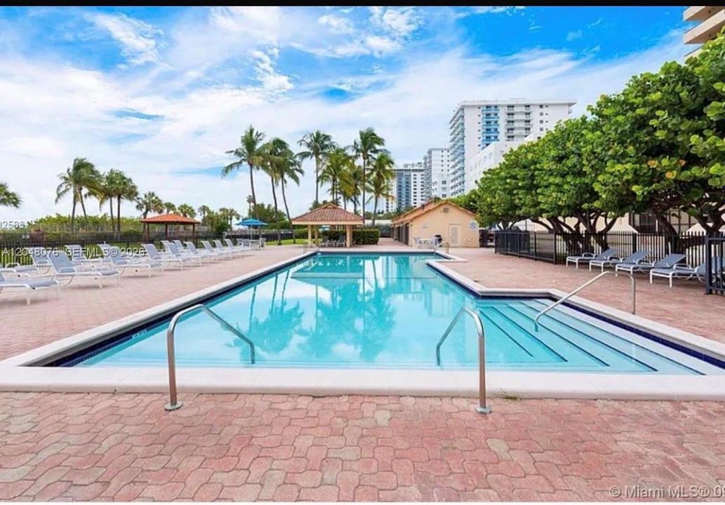 For Sale: $1,379,000 (2 beds, 2 baths, 1005 Square Feet)