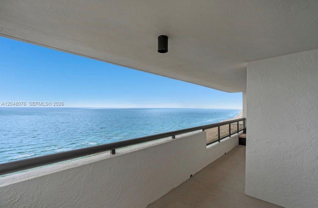 For Sale: $1,379,000 (2 beds, 2 baths, 1005 Square Feet)