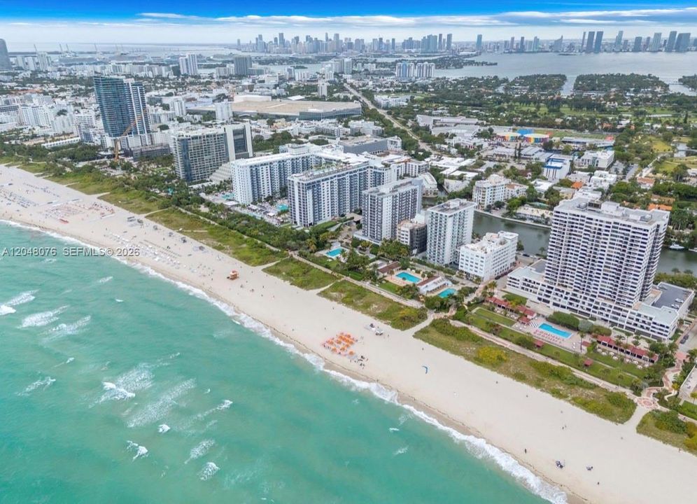 For Sale: $1,379,000 (2 beds, 2 baths, 1005 Square Feet)