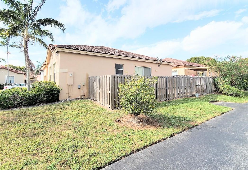 For Rent: $3,200 (3 beds, 2 baths, 1402 Square Feet)