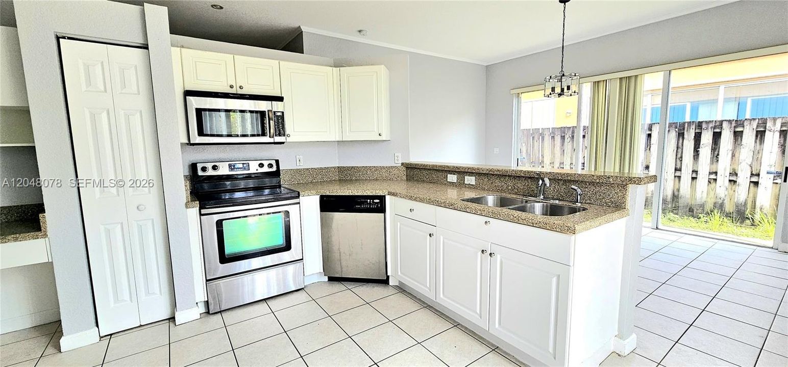For Rent: $3,200 (3 beds, 2 baths, 1402 Square Feet)