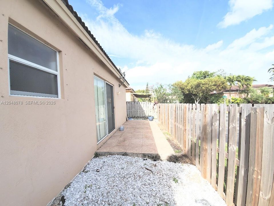 For Rent: $3,200 (3 beds, 2 baths, 1402 Square Feet)