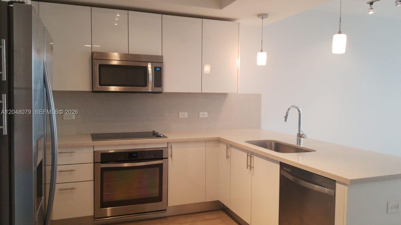 For Rent: $3,300 (1 beds, 1 baths, 646 Square Feet)