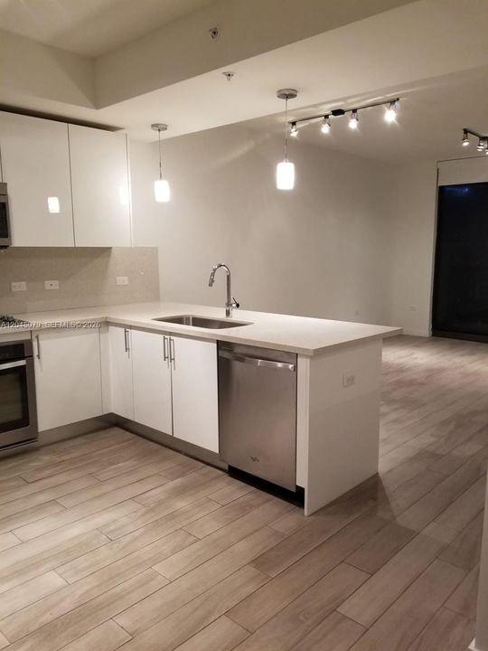 For Rent: $3,300 (1 beds, 1 baths, 646 Square Feet)