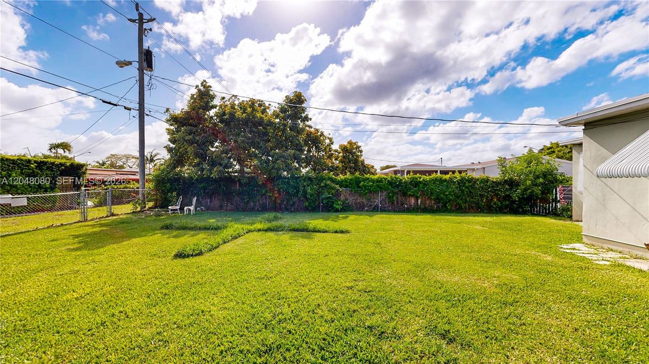 For Sale: $519,000 (3 beds, 1 baths, 1072 Square Feet)