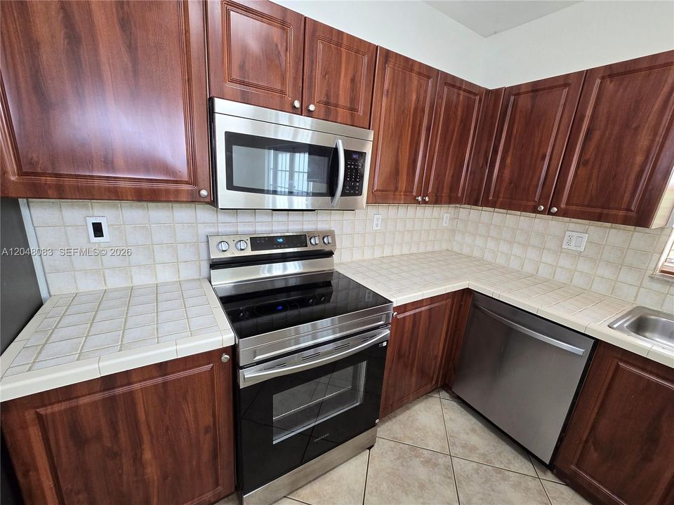В аренду: $3,300 (3 спален, 2 ванн, 1608 Квадратных фут)