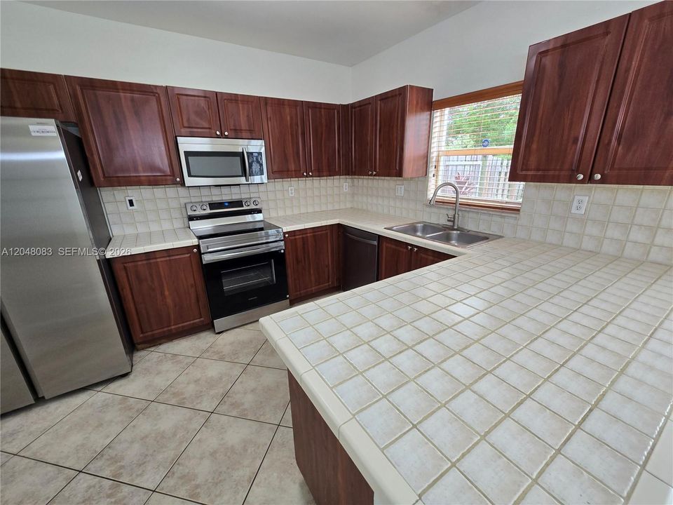 В аренду: $3,300 (3 спален, 2 ванн, 1608 Квадратных фут)