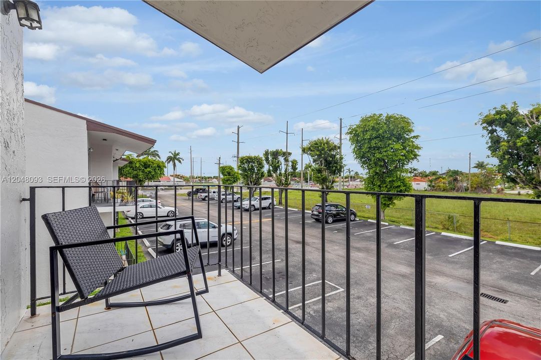 For Rent: $2,300 (1 beds, 1 baths, 641 Square Feet)