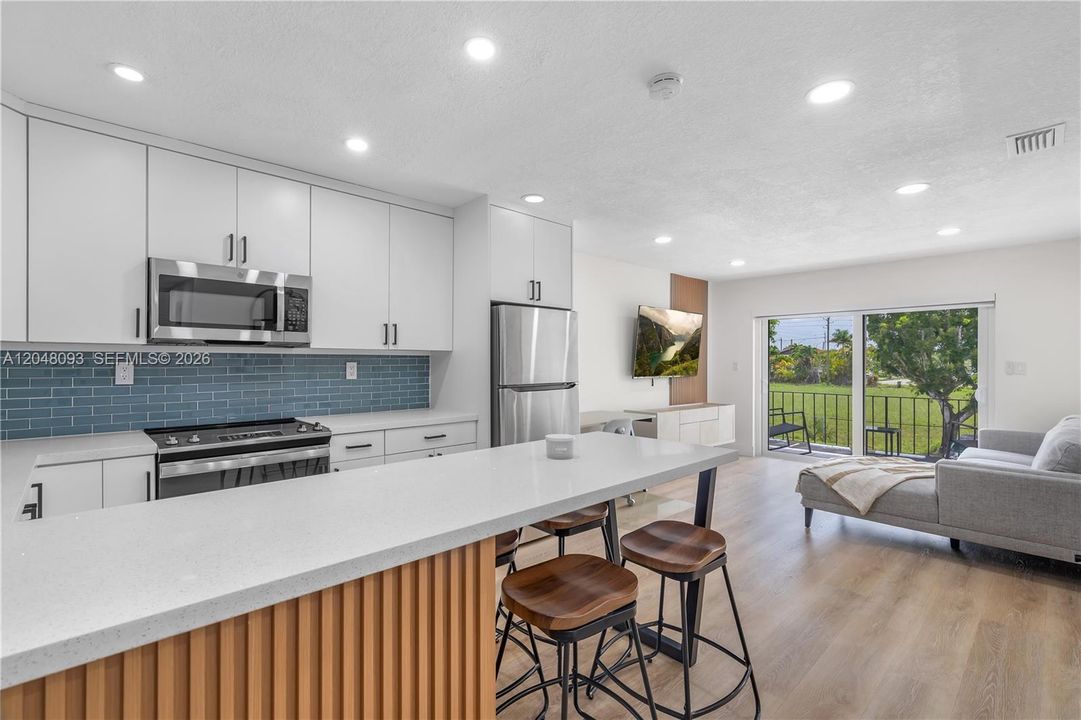 For Rent: $2,300 (1 beds, 1 baths, 641 Square Feet)