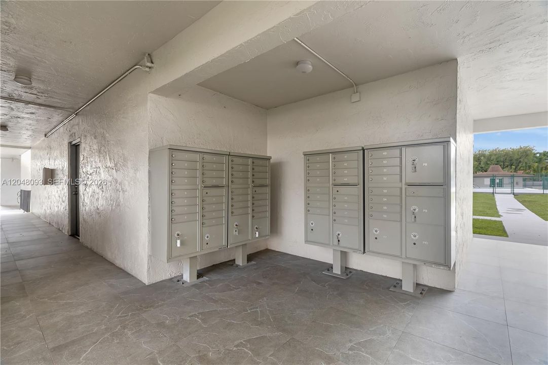 For Rent: $2,300 (1 beds, 1 baths, 641 Square Feet)