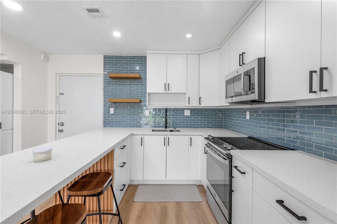 For Rent: $2,300 (1 beds, 1 baths, 641 Square Feet)