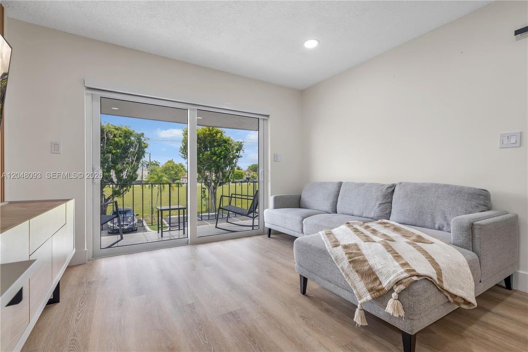 For Rent: $2,300 (1 beds, 1 baths, 641 Square Feet)