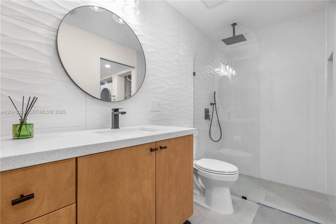 For Rent: $2,300 (1 beds, 1 baths, 641 Square Feet)