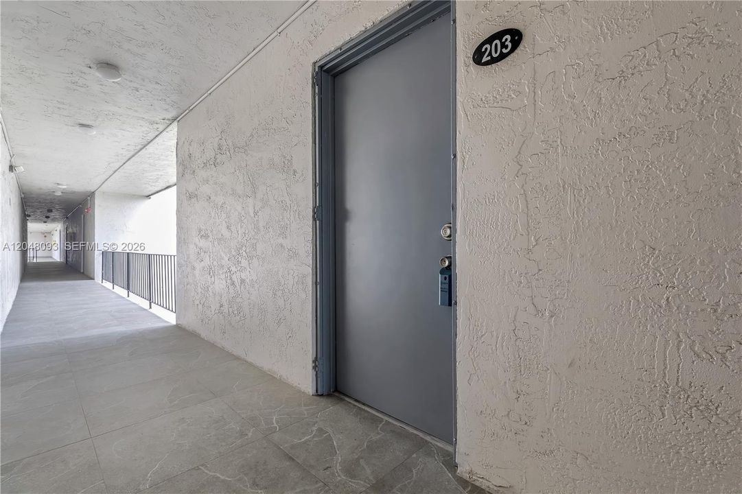 For Rent: $2,300 (1 beds, 1 baths, 641 Square Feet)