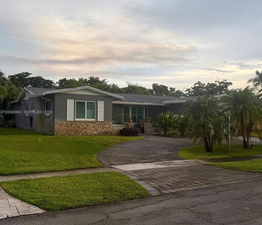 For Rent: $3,700 (4 beds, 2 baths, 1956 Square Feet)