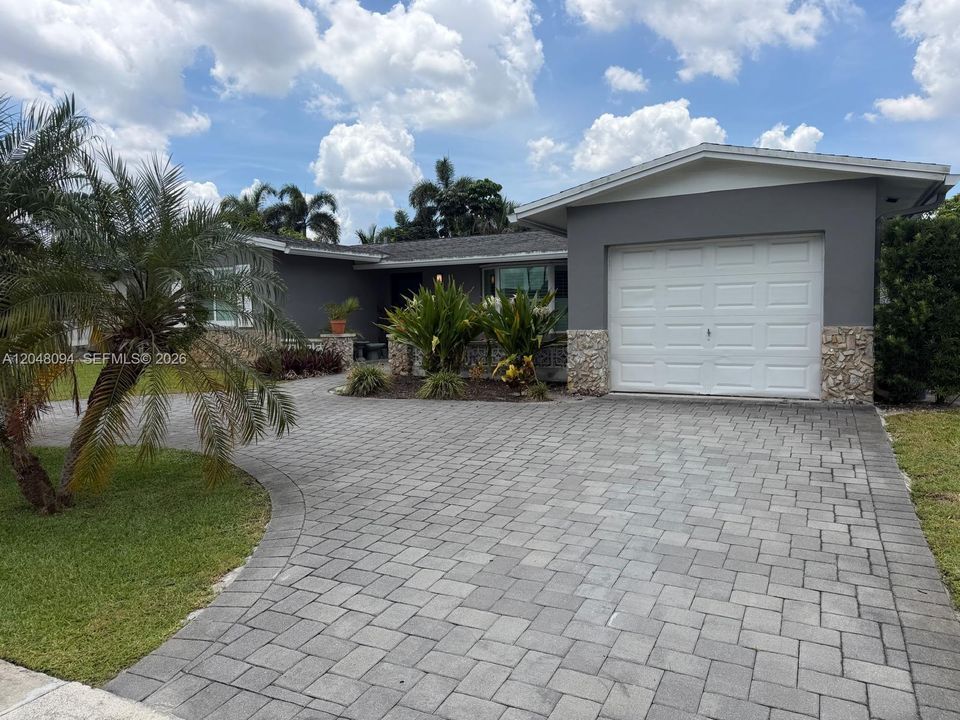 For Rent: $3,700 (4 beds, 2 baths, 1956 Square Feet)