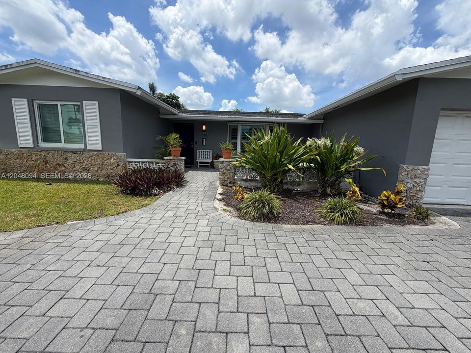 For Rent: $3,700 (4 beds, 2 baths, 1956 Square Feet)
