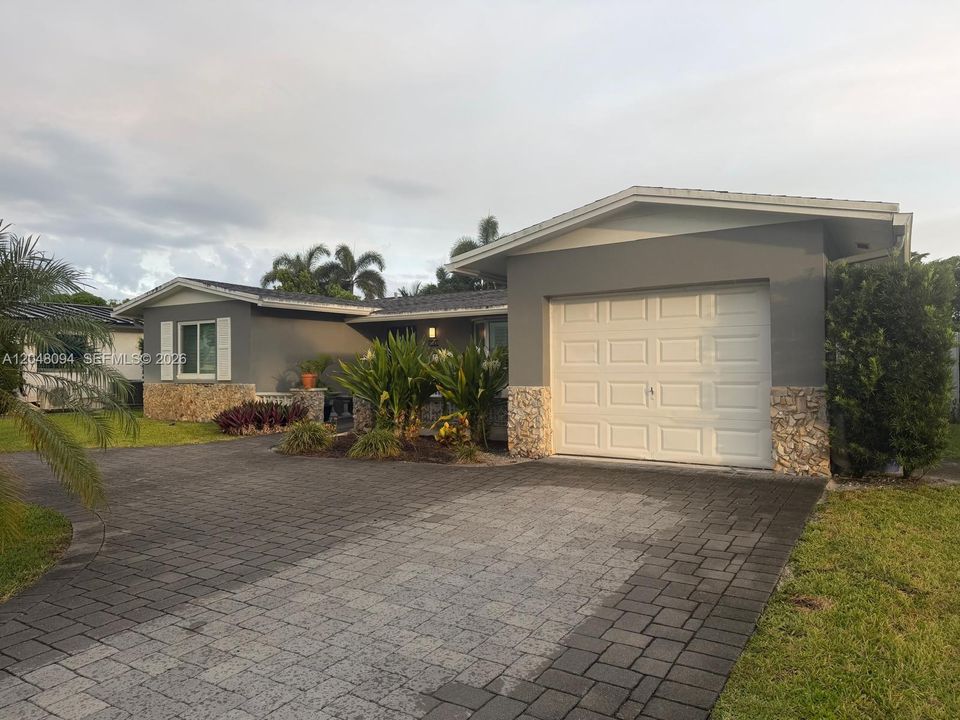 For Rent: $3,700 (4 beds, 2 baths, 1956 Square Feet)
