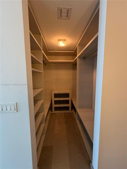 For Rent: $4,300 (1 beds, 1 baths, 976 Square Feet)