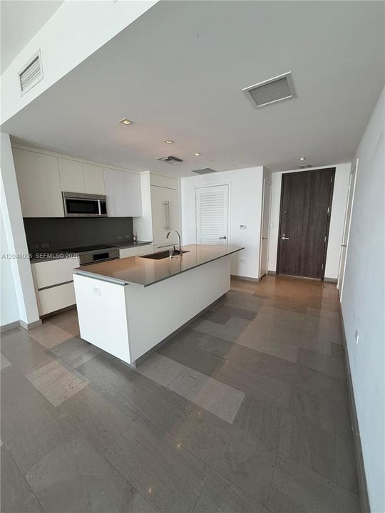 For Rent: $4,300 (1 beds, 1 baths, 976 Square Feet)