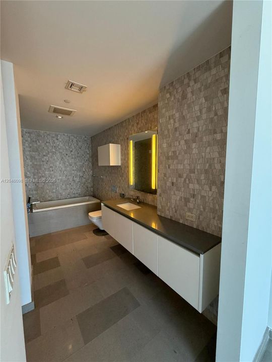 For Rent: $4,300 (1 beds, 1 baths, 976 Square Feet)