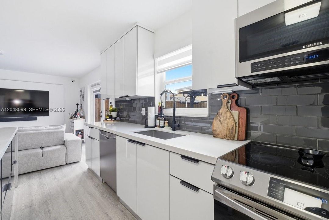 For Rent: $4,350 (4 beds, 2 baths, 1820 Square Feet)