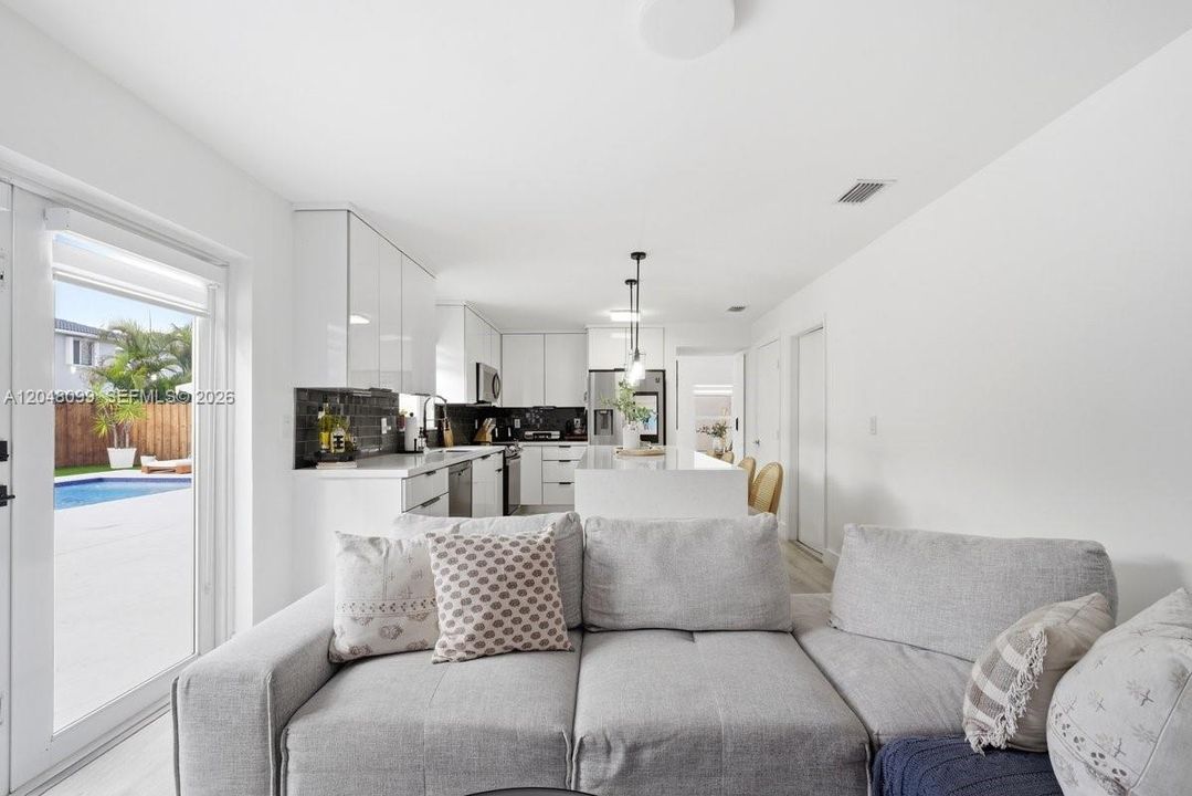 For Rent: $4,350 (4 beds, 2 baths, 1820 Square Feet)