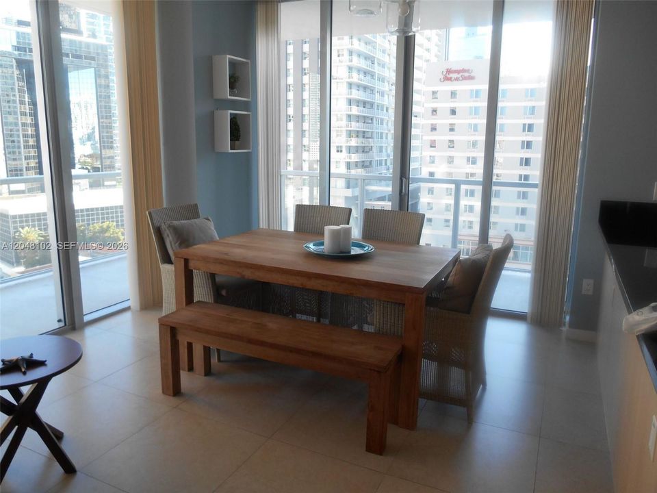 В аренду: $4,150 (2 спален, 2 ванн, 1107 Квадратных фут)