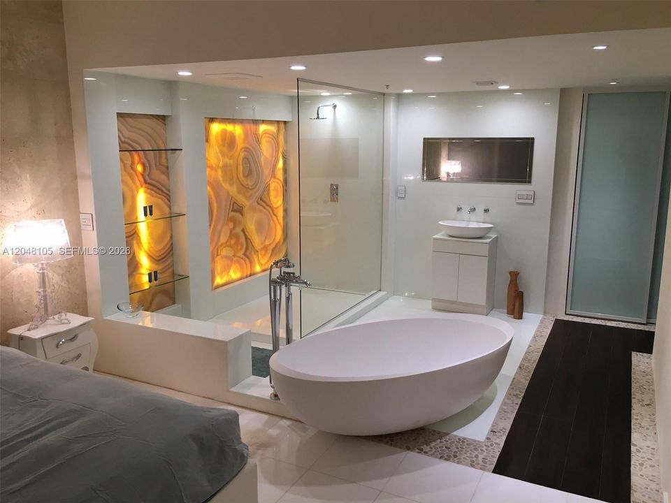 For Rent: $5,250 (2 beds, 2 baths, 1380 Square Feet)