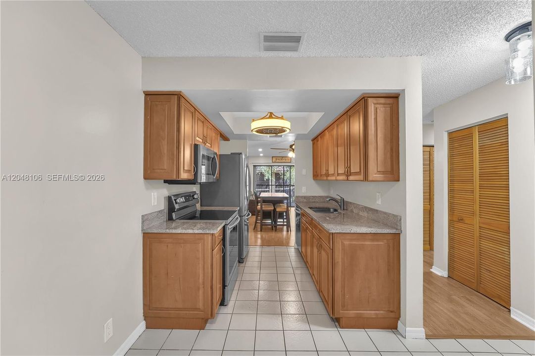 For Rent: $2,400 (2 beds, 2 baths, 1040 Square Feet)