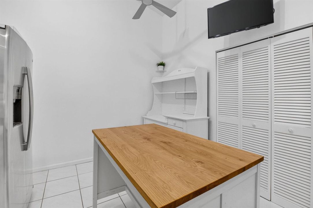 Spacious Eat-In Kitchen