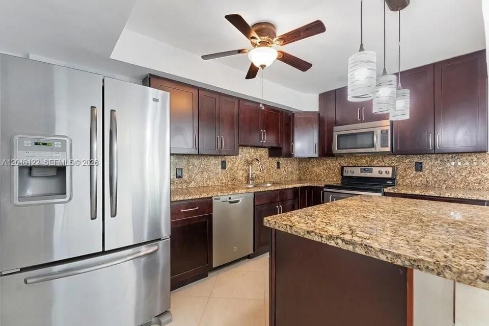 For Rent: $2,950 (3 beds, 3 baths, 1752 Square Feet)