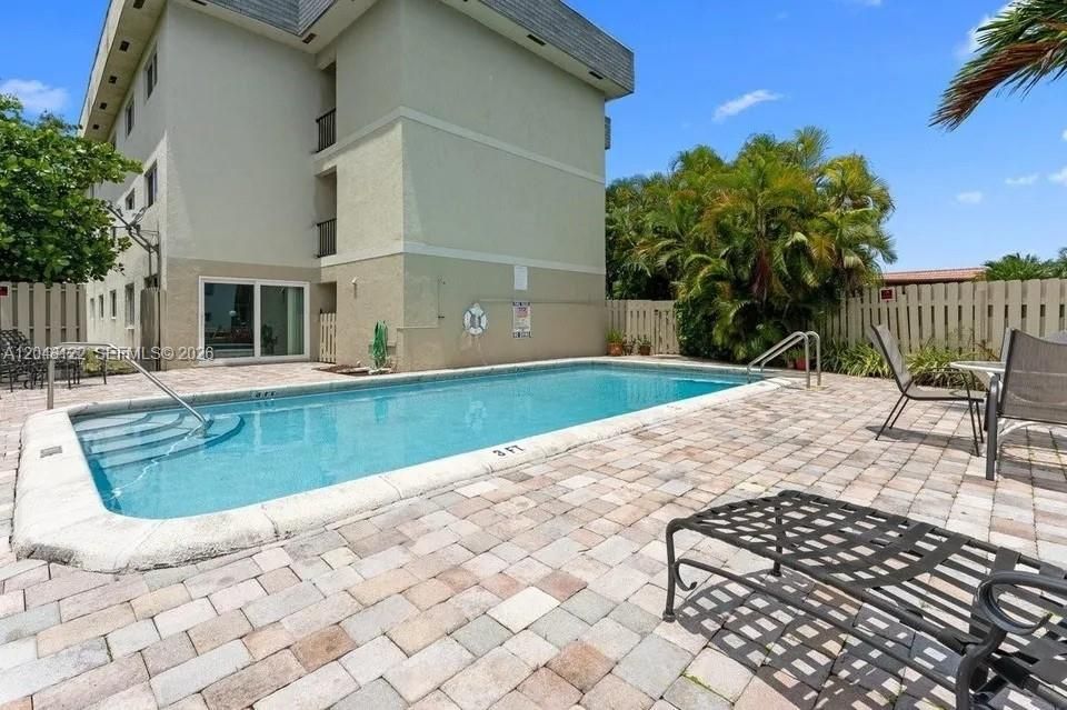 For Rent: $2,950 (3 beds, 3 baths, 1752 Square Feet)