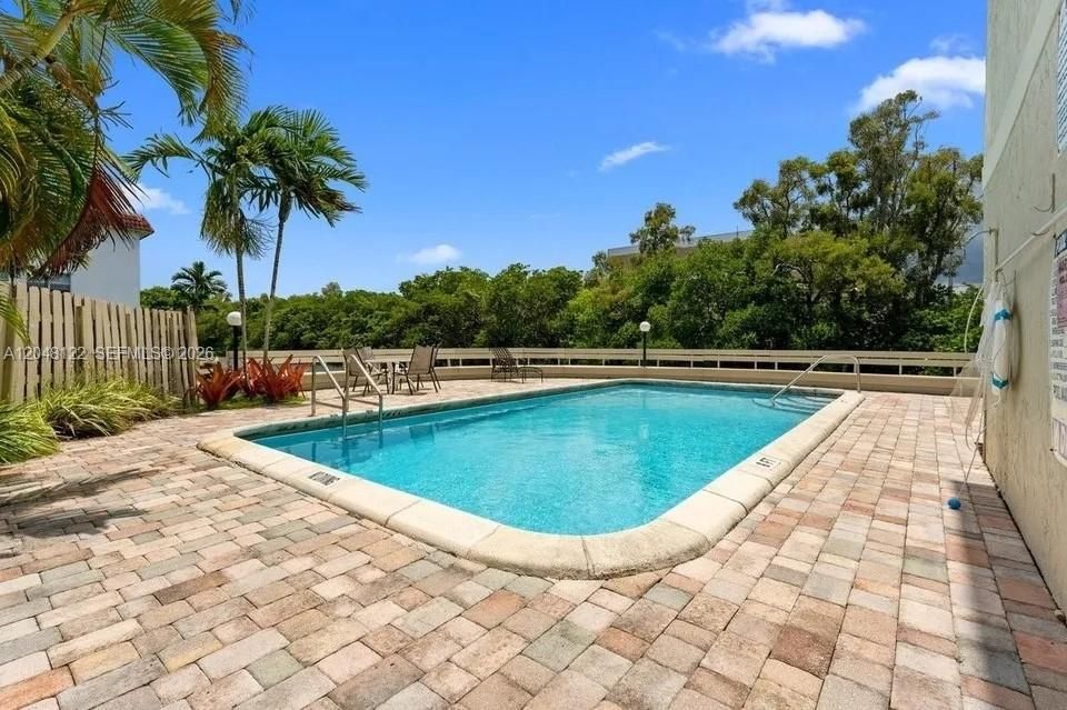 For Rent: $2,950 (3 beds, 3 baths, 1752 Square Feet)