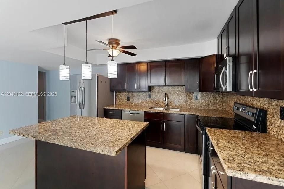 For Rent: $2,950 (3 beds, 3 baths, 1752 Square Feet)
