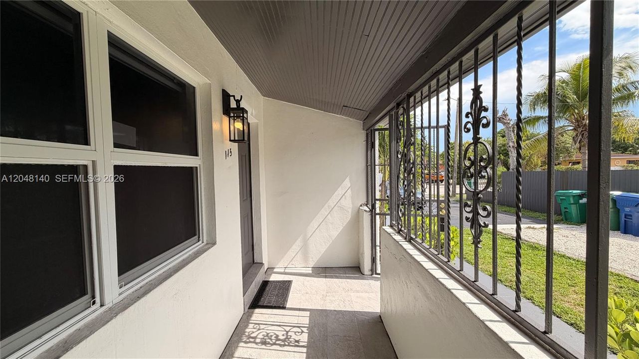 For Rent: $2,200 (2 beds, 1 baths, 794 Square Feet)