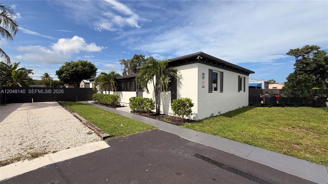 For Rent: $2,200 (2 beds, 1 baths, 794 Square Feet)