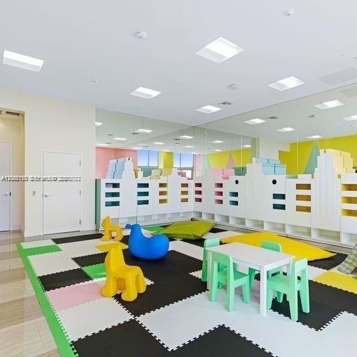 В аренду: $3,350 (2 спален, 2 ванн, 1026 Квадратных фут)