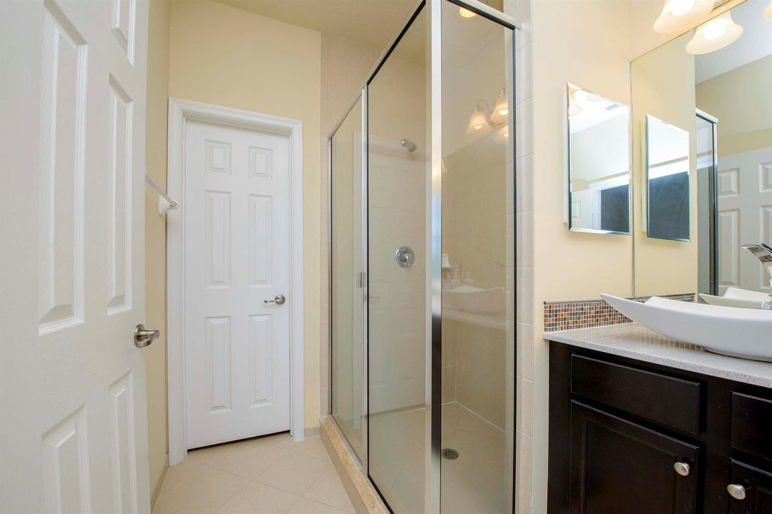 09- Master bathroom (1)
