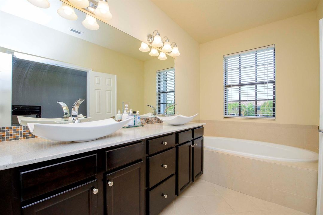 09- Master bathroom (2)